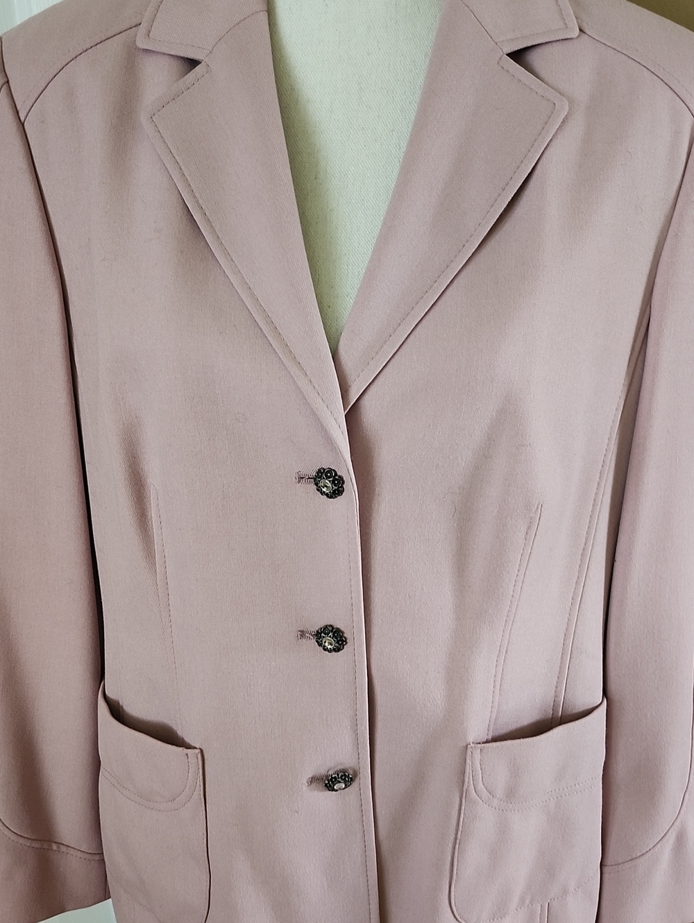 Suit - Picture 2 of 10